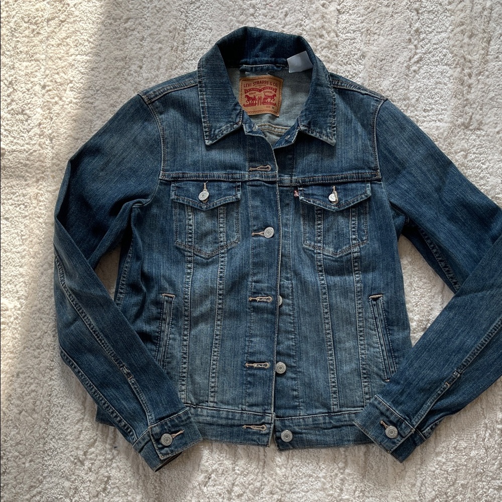 Levi's Women's Dark Blue Jean Jacket with stretch Medium m